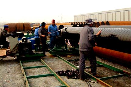 三油兩布防腐螺旋鋼管施工現場